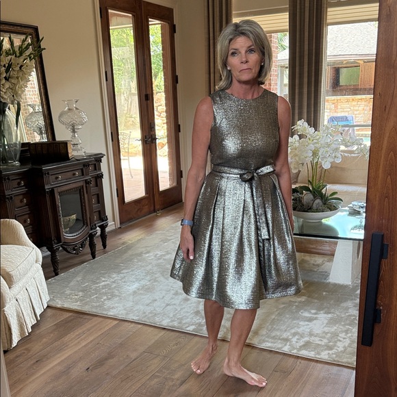 Elegant Sleeveless Metallic Mini Dress - Picture 5 of 9